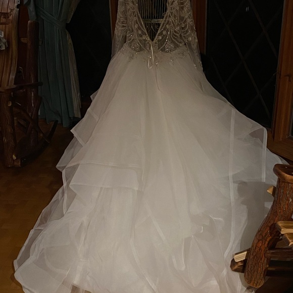 Off white, wedding gown, NEVER WORN - Picture 2 of 8
